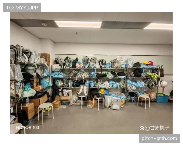 费钰婷在路边摊吃串儿,手上那只名牌包让我怀疑人生 费钰婷在路边摊吃串儿,手上那只名牌包让我怀疑人生